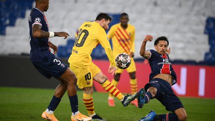 Marquinhos revient en sauveur pour contrer la tentative de Lionel Messi, le 10 mars 2021 au Parc des Princes (FRANCK FIFE / AFP)