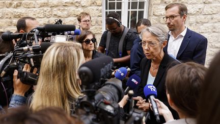 Elisabeth Borne s'exprime devant la presse lors d'un déplacement à&nbsp;Thury-Harcourt (Calvados), le 22 mai 2022. (SAMEER AL-DOUMY / AFP)