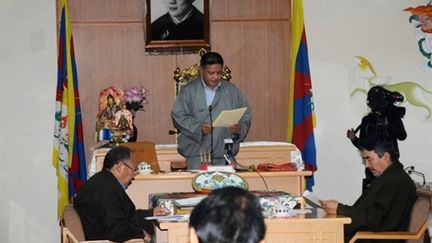 Le président du parlement tibétain en exil lit une lettre du dalaï lama (Dharamsala, 14 mars 2011) (AFP / Lobsang Wangyal)