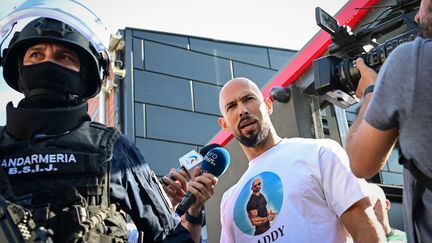 Andrew Tate lors de son arrestation par la police roumaine, à Bucarest, le 21 août 2024. (DANIEL MIHAILESCU / AFP)