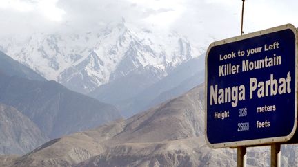 Vue sur le Nanga Parbat, au Pakistan, le 14 juillet 2004. (FAISAL MAHMOOD / REUTERS)