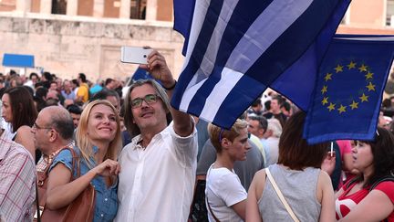 Des manifestants pro-Europe devant le Parlement grec, &agrave; Ath&egrave;nes, le 9 juillet 2015. (LOUISA GOULIAMAKI / AFP)