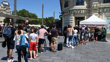 Une file d'attente&nbsp;pour passer un test de dépistage du Covid-19 devant une pharmacie à Montpellier (Hérault), le 9 août 2021. (PASCAL GUYOT / AFP)