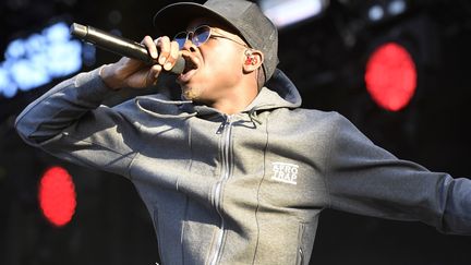 Le rappeur français MHD lors de son concert au festivak des "Vieilles Charrues" en 2017. (FRED TANNEAU / AFP)