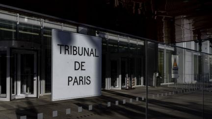 Devant le tribunal de Paris, le 31 juillet 2021. (ESTELLE RUIZ / HANS LUCAS / AFP)