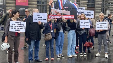 Une trentaine de salariés du JDD mobilisés place du Palais-Royal à Paris, le 28 juillet 2023. (LOUISON LEROY / RADIOFRANCE)