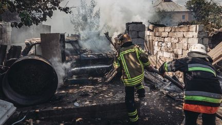 Des pompiers interviennent à Bakhmout (Ukraine), le 10 août 2022. (DIEGO HERRERA CARCEDO / ANADOLU AGENCY / AFP)