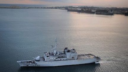 La frégate française Nivose quittant le port de Djibouti pour accompagner des navires de commerce dans le golfe d'Aden (25-11-2008) (AFP - ERIC CABANIS )