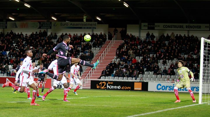 Le Toulousain Etienne Capoue face &agrave; Ajaccio, le 30 mars 2013.&nbsp; (PASCAL POCHARD CASABIANCA / AFP)