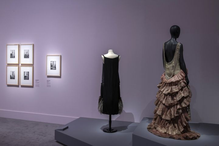 Vue de l'exposition "Man Ray et la mode" : robe du soir Worth de 1925 (à gauche) et&nbsp;robe du soir Jeanne Lanvin de 1925 (à droite) (Rmn-Grand Palais 2020 / Photo Didier Plowy)