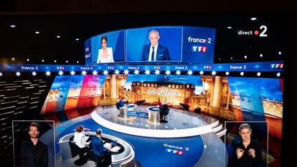 Emmanuel Macron et Marine Le Pen débattent avant le second tour de la présidentielle, le 20 avril 2022, à&nbsp;Saint-Denis (Seine-Saint-Denis). (ALINE MORCILLO / HANS LUCAS / AFP)