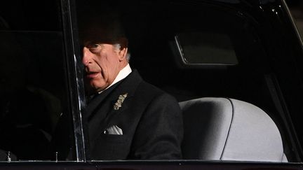 Le roi Charles III à son départ d'une cérémonie religieuse à Edimbourg (Ecosse), lundi 12 septembre 2022. (PAUL ELLIS / AFP)