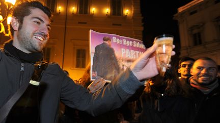 Des Italiens c&eacute;l&egrave;brent le d&eacute;part de Silvio Berlusconi, samedi 12 novembre &agrave; Rome. (GABRIEL BOUYS /&nbsp;AFP PHOTO)