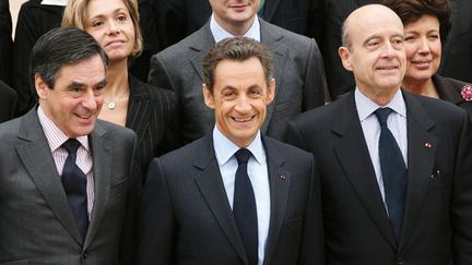 &nbsp; (Nicolas Sarkozy alors président en 2010, entouré de François Fillon, Premier ministre et d'Alain Juppé, ministre de la Défense. © FRANCOIS LAFITE/WOSTOK PRESS/MAXPPP)