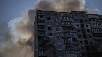 Un immeuble résidentiel touché par une frappe russe à Kiev (Ukraine), le 15 mars 2022.&nbsp; (EMIN SANSAR / ANADOLU AGENCY / AFP)