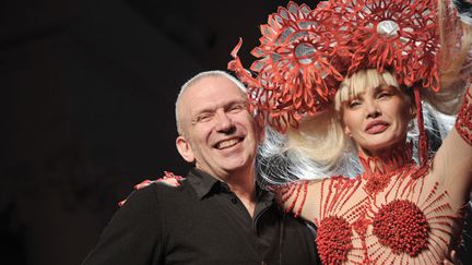  (Arielle Dombasle avec Jean-Paul Gaultier  © MaxPPP)