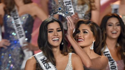 La Colombienne Paulina Vega couronn&eacute;e Miss Univers, &agrave; Doral (Etats-Unis), le 25 janvier 2015. (TIMOTHY A. CLARY / AFP)