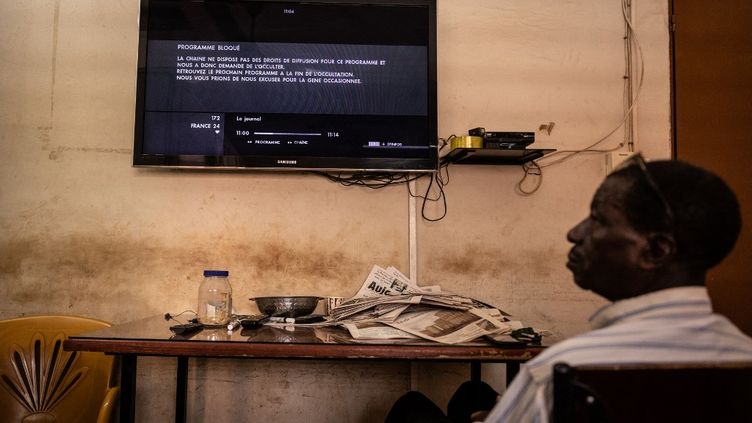 A man in Ouagadougou (Burkina Faso) watches a television on which the France 24 channel signal is cut, March 27, 2023. (OLYMPIA DE MAISMONT / AFP)