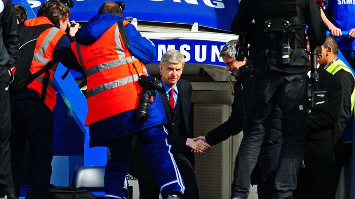 L'entra&icirc;neur d'Arsenal, Ars&egrave;ne Wenger (G), serre la main de son homologue de Chelsea, Jos&eacute; Mourinho, le 22 mars 2014 &agrave; Londres (Royaume-Uni), dans le stade de Stamford Bridge. (JAVIER GARCIA / BPI / REX / SIPA)