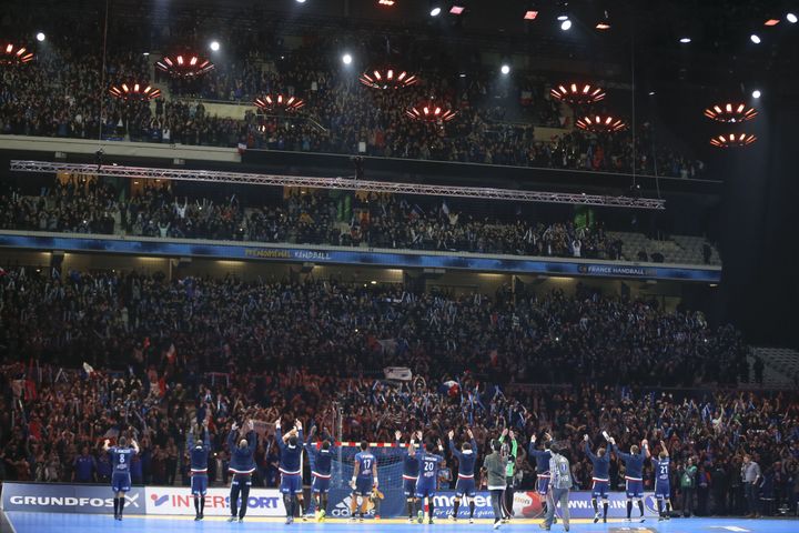 Les Français célébrant leur victoire avec le public&nbsp;du stade Pierre-Mauroy de Villeneuve-d'Ascq (Nord), le 21 janvier 2017&nbsp; (STEPHANE ALLAMAN / AFP)