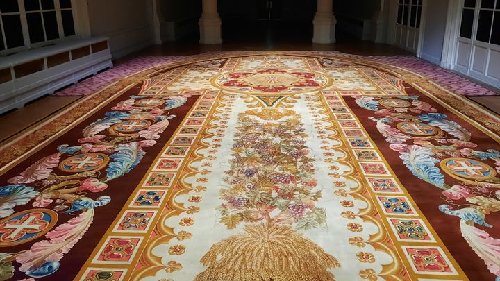 Seule la moitié supérieure du tapis du chœur est exposée.  (ANNE CHEPEAU / FRANCEINFO)