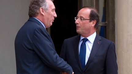 Fran&ccedil;ois Bayrou sort lundi 4 juin d'un entretien avec Fran&ccedil;ois Hollande, dans le cadre d'une "concertation" entam&eacute;e par le pr&eacute;sident de la R&eacute;publique.&agrave; L'Elys&eacute;e. (BERTRAND LANGLOIS / AFP)