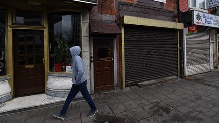 La façade d'une des maisons perquisitionnée par la police à Birmingham. (PAUL ELLIS / AFP)