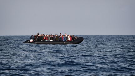 Une embarcation pneumatique au large de la Libye, le 12 mai 2018. (photo d'illustration)&nbsp; (LOUISA GOULIAMAKI / AFP)