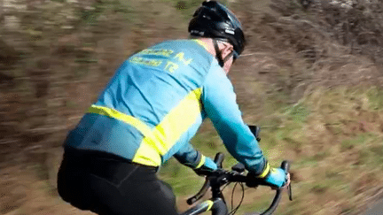 Le procès des "pousseurs" s'est ouvert mercredi 31 janvier, à Toulouse. Deux hommes de 20 et 22 ans sont accusés d'avoir renversé des cyclistes sur les routes, pour s'amuser. Ils ont sévi dans la vallée de la Save pendant huit mois, faisant une douzaine de victimes, dont deux ont été grièvement blessées. (France 2)