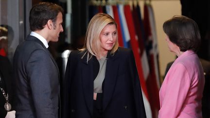 La première dame ukrainienne, Olena Zelenska, avec Emmanuel Macron et Catherine Colonna, à Paris le 13 décembre 2022. (TERESA SUAREZ / POOL)