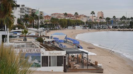 La plage de Golfe Juan, en septembre 2017. (YANN COATSALIOU / AFP)