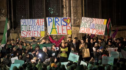 Rassemblement en soutien aux habitants d'Alep, à Paris, le 14 décembre 2016. (NICOLAS MESSYASZ/SIPA / NICOLAS MESSYASZ)