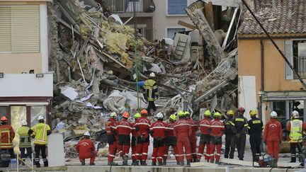 Les pompiers français recherchent les habitants disparus dans les décombres après l'effondrement d'un immeuble à Sanary-sur-Mer, le 7 décembre 2021. (NICOLAS TUCAT / AFP)