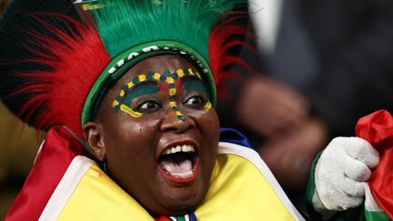 Une supportrice sud-africaine lors de la victoire des Springboks (16-15) en demi-finale face aux Anglais, le 21 octobre 2023 au Stade de France. (ANNE-CHRISTINE POUJOULAT / AFP)