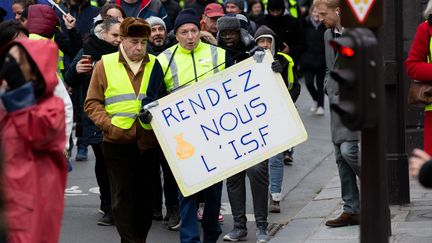 Des "gilets jaunes" manifestent à Paris, le 12 janvier 2019. (CHRISTOPHE MORIN / MAXPPP)