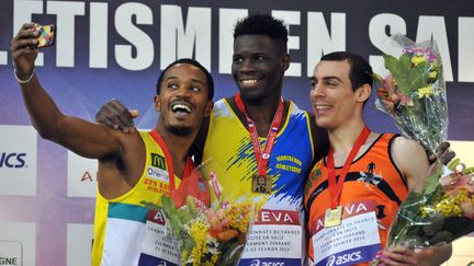 Le champion de France 2015 du 400 mètres en salle, Toumany Coulibaly (au centre), pose sur le podium avec le médaillé d'argent Angel Chelala (à gauche) et le médaillé de bronze Olivier Smug (à droite), à Aubière (Puy-de-Dôme), le 22 février 2015. (THIERRY ZOCCOLAN / AFP)