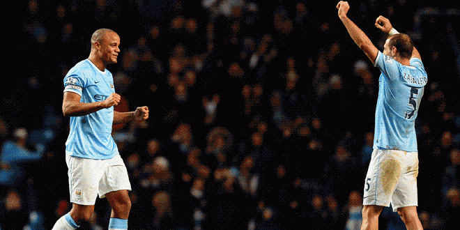 Vincent Kompany et Pablo Zabaleta se congratulent