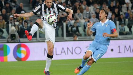 Giorgio Chiellini devant Stefano Mauri  (MARCO BERTORELLO / AFP)