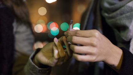 45,8% des filles d&eacute;clarent avoir d&eacute;j&agrave; exp&eacute;riment&eacute; le joint en 2014, contre 38,9% en 2011, selon une &eacute;tude publi&eacute;e le 21 avril 2015. (SIGRID OLSSON / ALTOPRESS / AFP)