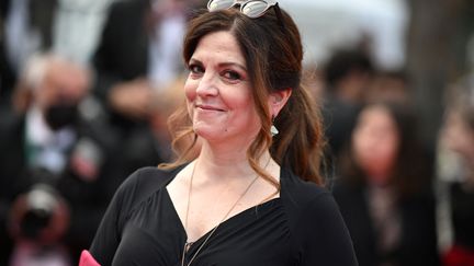 L'actrice et réalisatrice française Agnès Jaoui arrive à la projection du film "L'Innocent" lors de la 75e édition du Festival de Cannes, le 24 mai 2022. (LOIC VENANCE / AFP)