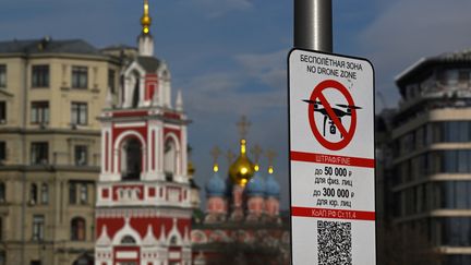 A sign prohibits the use of drones in central Moscow, March 15, 2023, Russia.  (NATALIA KOLESNIKOVA / AFP)