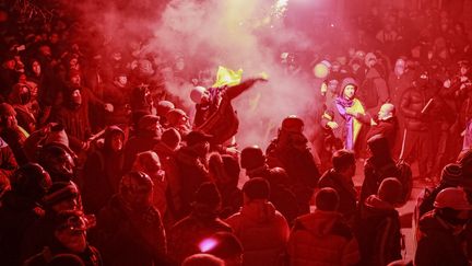 Un manifestant pro-europ&eacute;en lance un fumig&egrave;ne en direction des forces de l'ordre et des agents du minist&egrave;re de l'Int&eacute;rieur, dimanche 1er d&eacute;cembre 2013.&nbsp; (GLEB GARANICH / REUTERS)