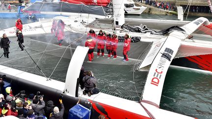 Francis Joyon et son équipage ont été accueilli à Brest le 26 janvier 2017 après avoir battu le record du Trophée Jules Verne. (LOIC VENANCE / AFP)