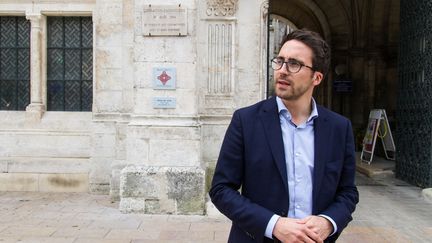 Thomas Mesnier&nbsp;dans les rues d'Angoulême (Charente). Ici, devant l'hôtel de ville, le 21 juillet 2017. (ELODIE DROUARD / FRANCEINFO)