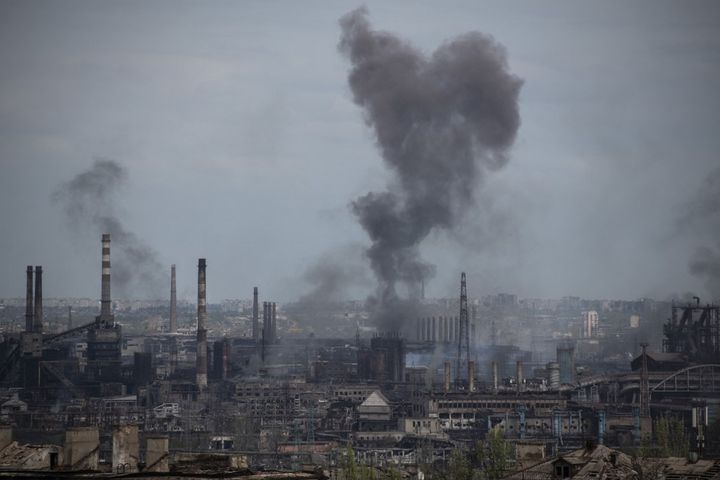 De la fumée s'élève au-dessus de l'aciérie d'Azovstal, le 4 mai 2022, à Marioupol en Ukraine.&nbsp; (VALERY MELNIKOV / SPUTNIK / AFP)