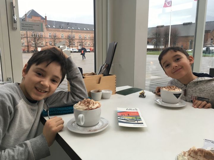 Chocolat chaud au Musikhuset Museum, à Aarhus, au Danemark. (INGRID POHU / RADIO FRANCE)