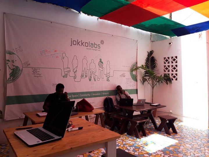 Jokkolabs Dakar est un espace de travail partagé professionnel avec une atmosphère communautaire. (AUTEURS)