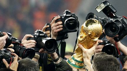 Le trophée de la Coupe du monde sous les flashs (THOMAS COEX / AFP)