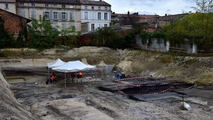 Des archéologues de l'Institut national de recherches archéologiques préventives travail sur un site témoin du changement climatique du paléolithique final au mésolithique, à Angoulême&nbsp;(Charente), le 7 novembre 2018. (GEORGES GOBET / AFP)