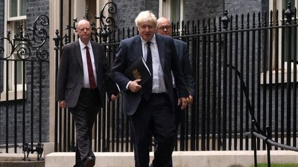 Le Premier ministre Boris Johnson et ses conseillers scientifiques Chris Whitty et Patrick Vallance, à Londres, le 14 septembre 2021. (DAN KITWOOD / GETTY IMAGES EUROPE / AFP)